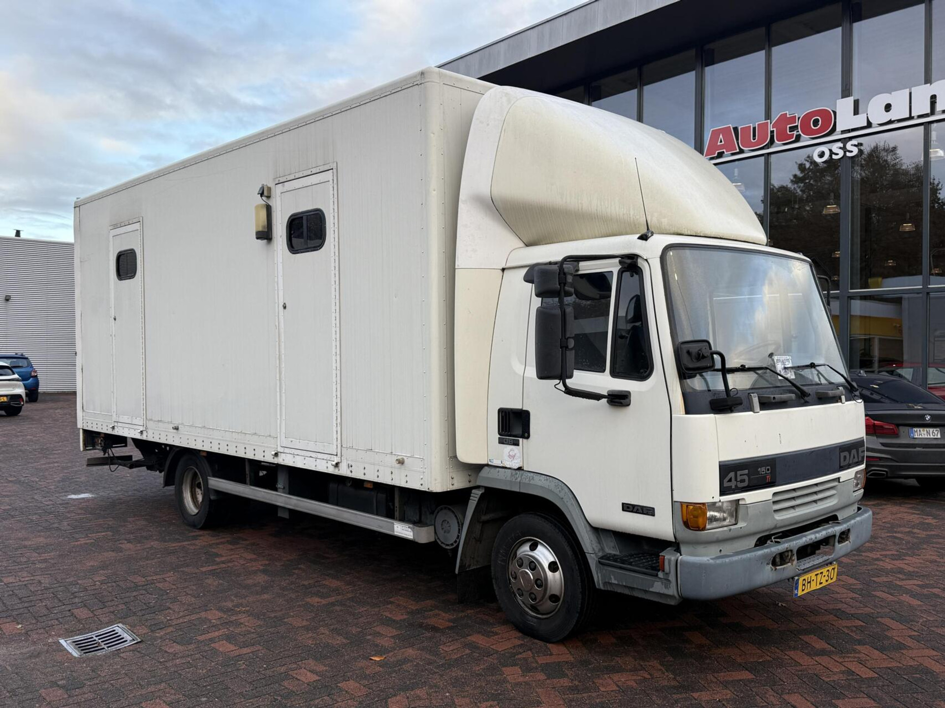 48609245-7.jpg